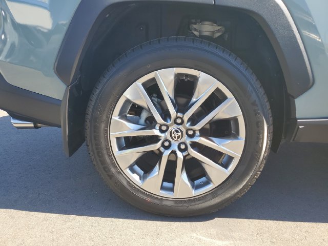 Used 2020 Toyota RAV4 XLE Premium w/ All Weather Liner Package FWD image 5