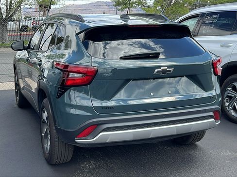 Used 2025 Chevrolet Trax LT w/ Sunroof Package FWD image 3