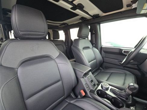 Used 2025 Ford Bronco Badlands image 18