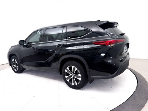 Used 2022 Toyota Highlander XLE FWD image 17