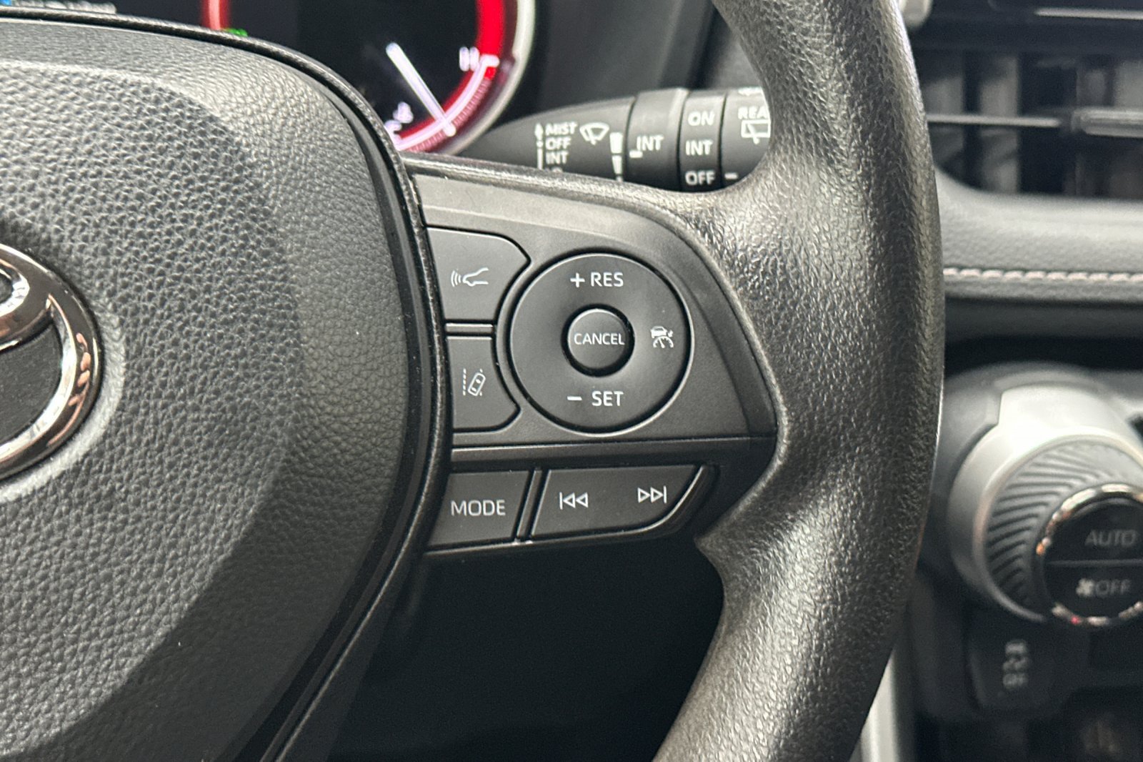 Used 2025 Toyota RAV4 XLE FWD image 30