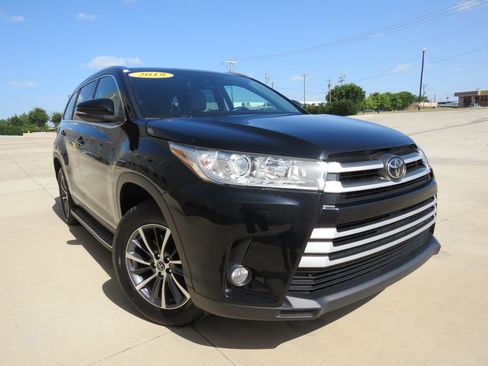 Used 2019 Toyota Highlander XLE FWD image 3