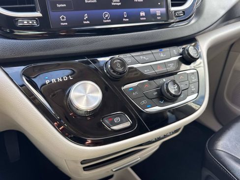 Used 2024 Chrysler Pacifica Touring-L FWD image 26