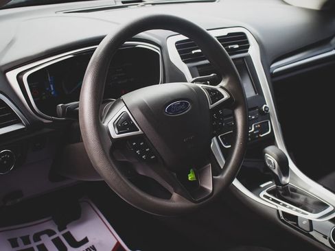 Used 2016 Ford Fusion SE FWD image 2