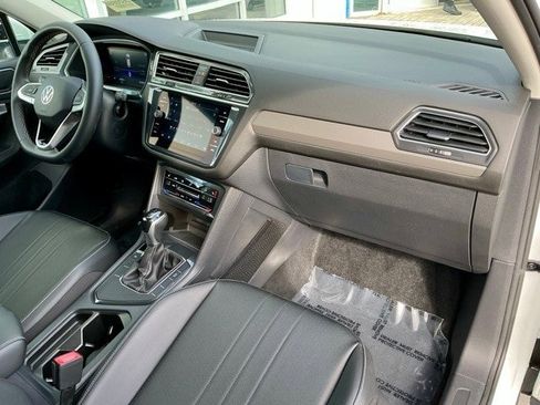Used 2023 Volkswagen Tiguan SE image 17