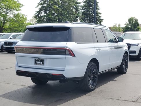 New 2026 Lincoln Navigator Reserve AWD/4WD image 4
