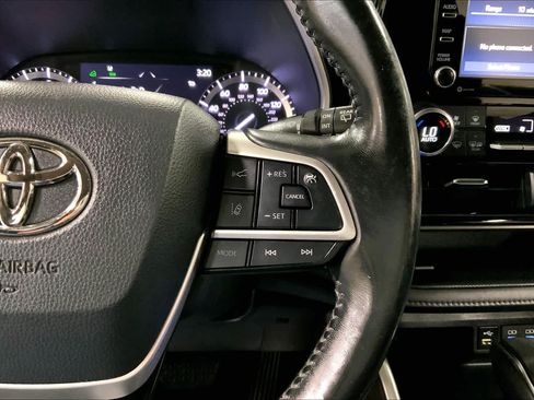 Used 2022 Toyota Highlander XLE AWD/4WD image 25