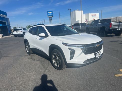 New 2026 Chevrolet Trax LT w/ LT Convenience Package FWD image 1