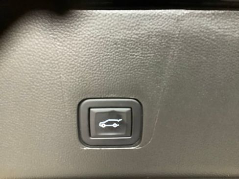 Used 2023 Chevrolet Traverse LT AWD/4WD image 17