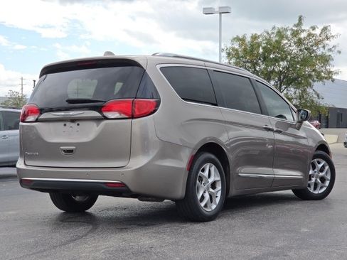 Used 2017 Chrysler Pacifica Touring-L Plus w/ Tire & Wheel Group FWD image 11