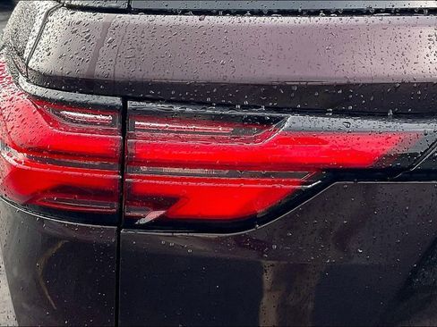 Used 2023 Chevrolet Traverse LT image 25