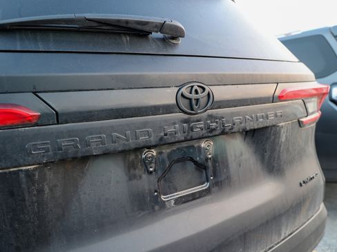 Used 2024 Toyota Grand Highlander Limited image 15