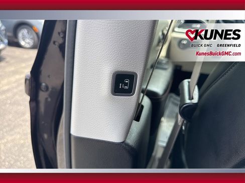 Used 2018 Chrysler Pacifica Touring-L FWD image 43
