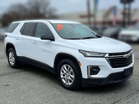 Used 2023 Chevrolet Traverse LS image 2