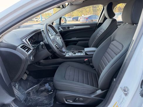 Used 2019 Ford Fusion SE FWD image 12