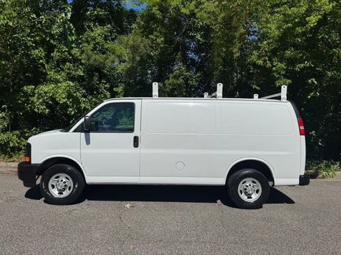 Used 2017 Chevrolet Express 2500 RWD image 13