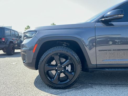 Certified 2022 Jeep Grand Cherokee L Laredo AWD/4WD image 11