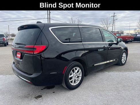 Used 2025 Chrysler Pacifica Select image 6