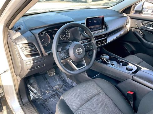 Used 2024 Nissan Rogue SV image 8