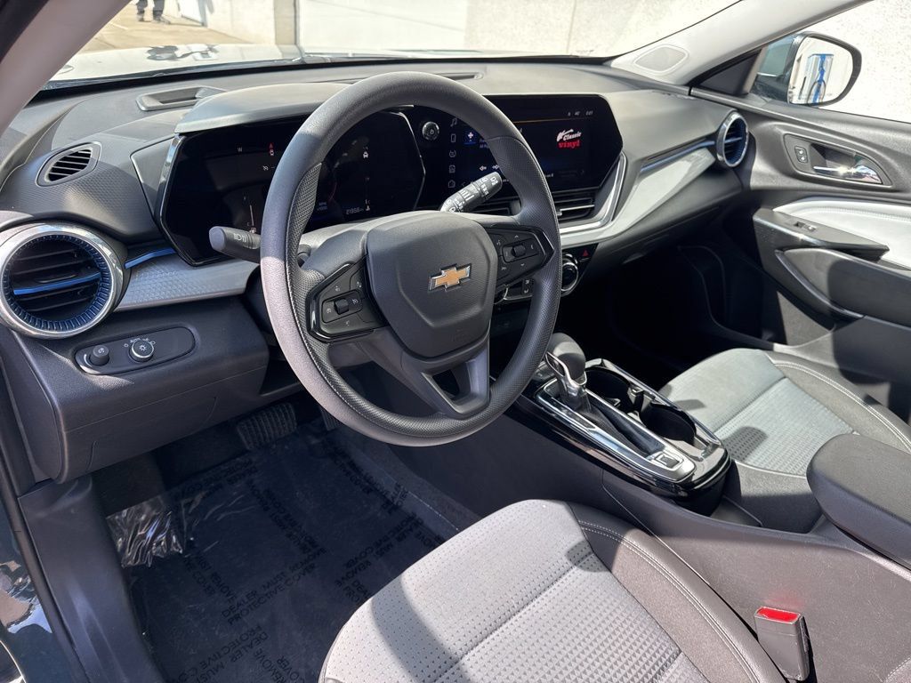Used 2025 Chevrolet Trax LT FWD image 11