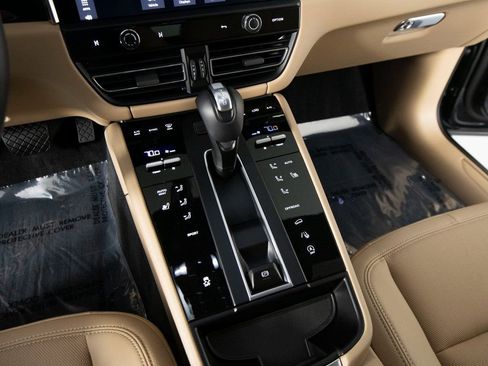 Certified 2025 Porsche Macan image 26