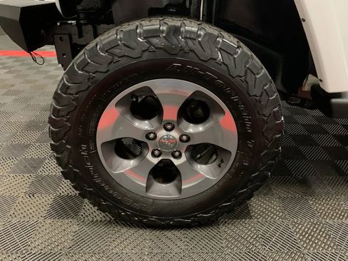 Used 2017 Jeep Wrangler Sahara w/ Connectivity Group image 15