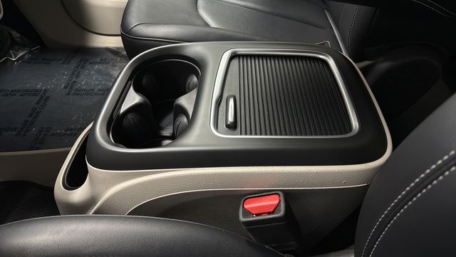 Used 2024 Chrysler Pacifica Touring-L FWD image 19