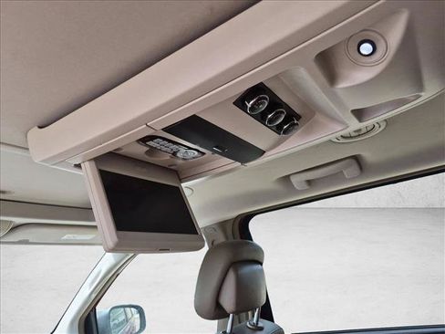Used 2012 Volkswagen Routan SEL FWD image 11
