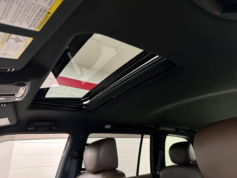 Used 2020 Nissan Armada Platinum image 9