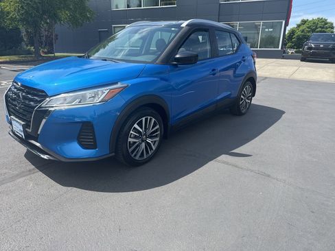 Used 2021 Nissan Kicks SV FWD image 1