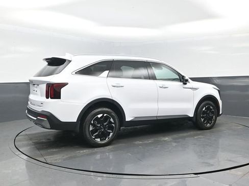 Used 2025 Kia Sorento S image 3