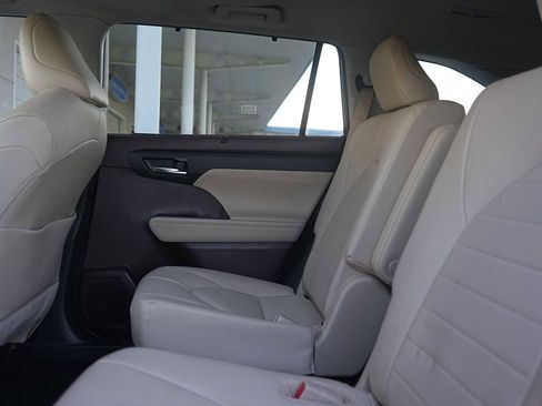 Used 2020 Toyota Highlander XLE FWD image 14