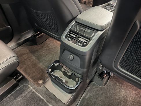 Used 2022 Volvo XC90 T8 Inscription image 3