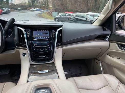 Used 2019 Cadillac Escalade ESV Luxury image 16