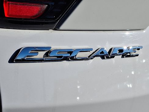 Used 2018 Ford Escape SEL image 30