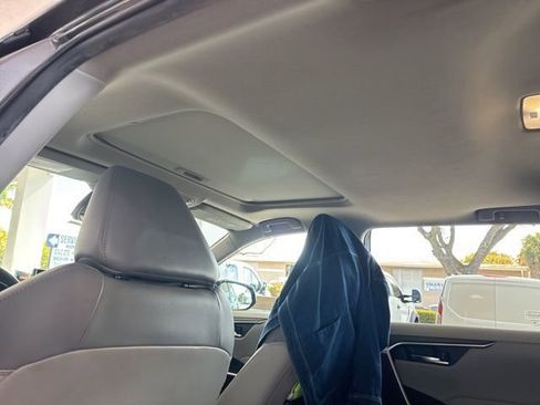 Used 2022 Toyota RAV4 XLE Premium image 6