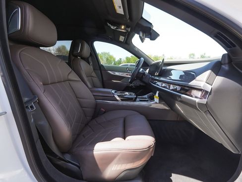 Used 2025 BMW i7 xDrive60 AWD/4WD image 42