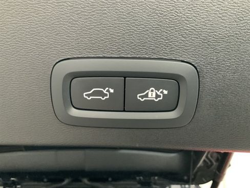 Used 2024 Volvo XC40 B5 Plus AWD/4WD image 9