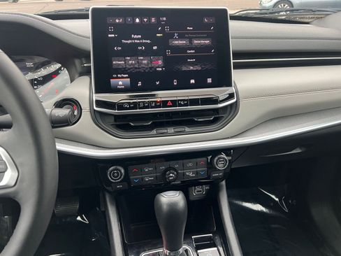 Used 2025 Jeep Compass Limited image 18