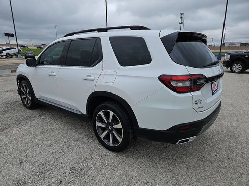 Used 2023 Honda Pilot Touring image 4