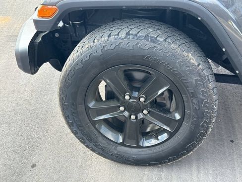 Used 2022 Jeep Wrangler Unlimited Sahara AWD/4WD image 11