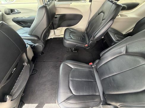 Used 2022 Chrysler Pacifica Touring-L FWD image 14