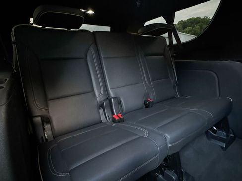Used 2025 Chevrolet Suburban Premier RWD image 30