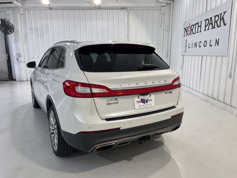 Used 2016 Lincoln MKX Reserve w/ Luxury Package AWD/4WD image 4
