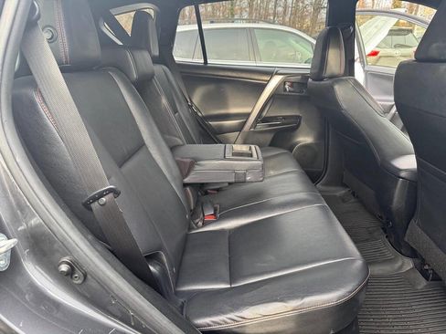 Used 2018 Toyota RAV4 SE image 30