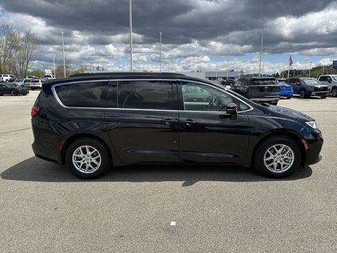 Used 2022 Chrysler Pacifica Touring-L FWD image 9