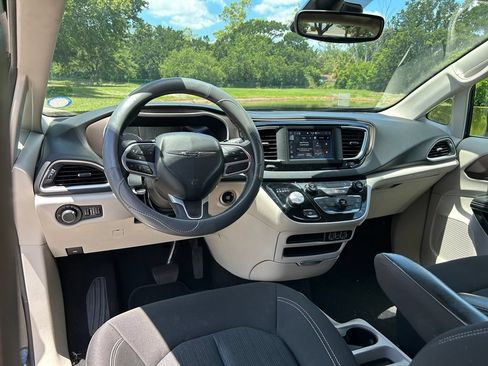 Used 2023 Chrysler Voyager LX FWD image 13