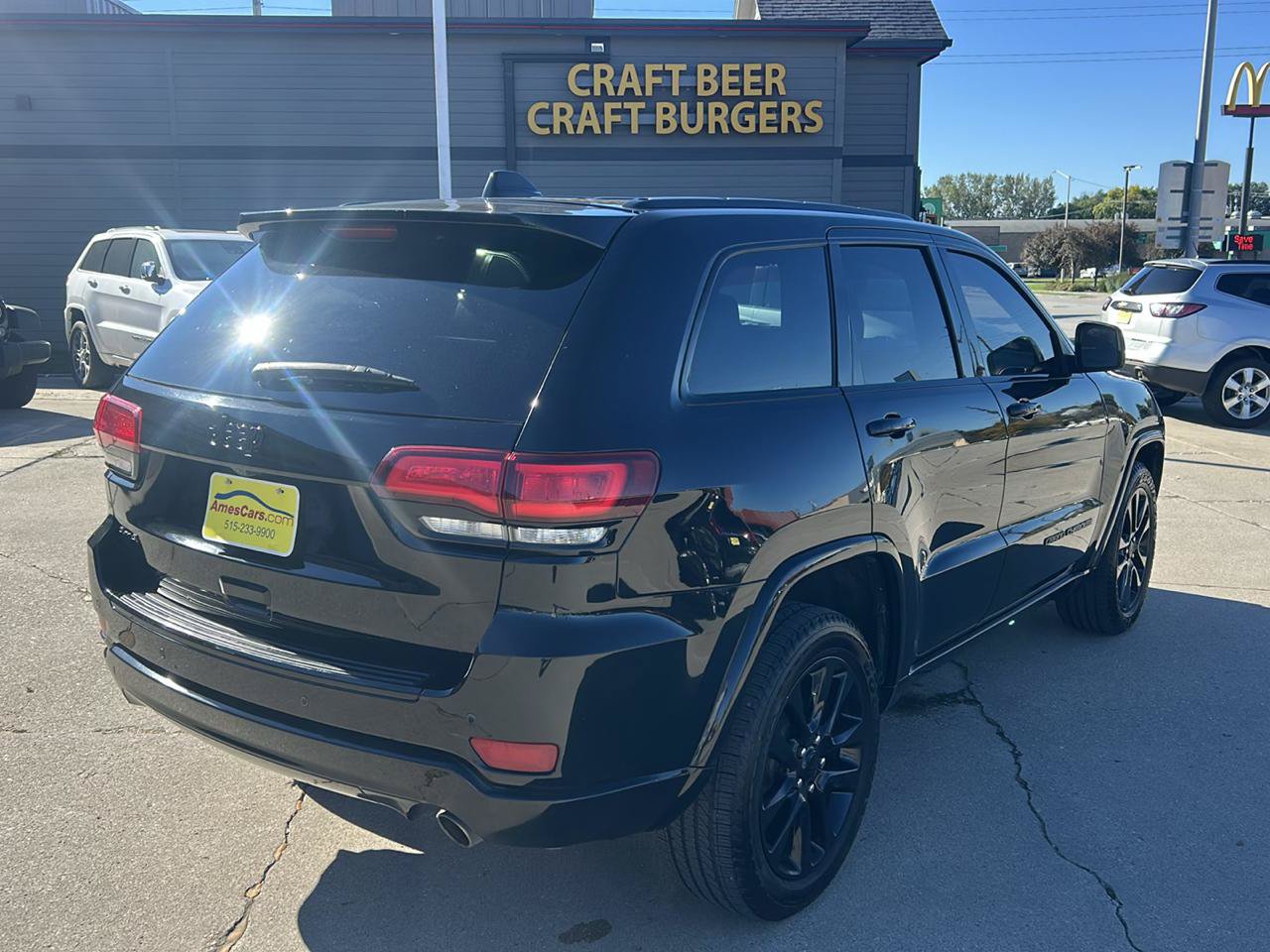 Used 2017 Jeep Grand Cherokee Altitude AWD/4WD image 3