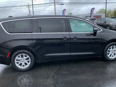 Used 2023 Chrysler Pacifica Touring-L FWD image 6