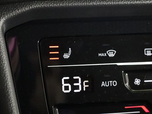 Used 2025 Volkswagen Taos SE image 13